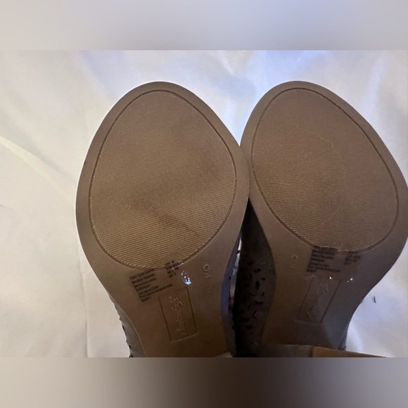 American Eagle grey suede straps open toe sandals - Picture 4 of 8